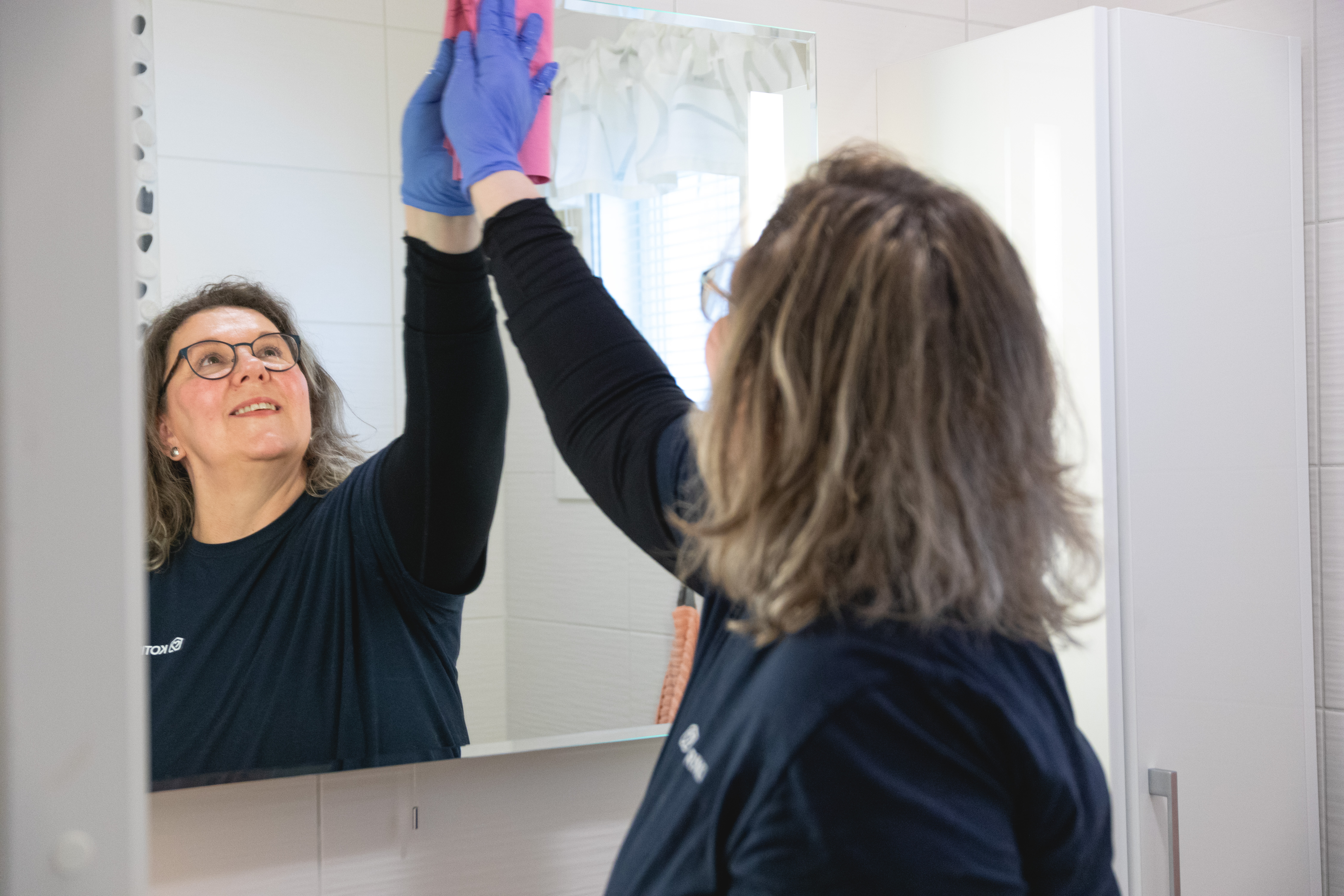 Kotisiivous peilin pyyhintä